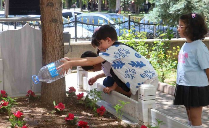 Okulun yanındaki asırlık mezara öğrencilerden vefalı dokunuş