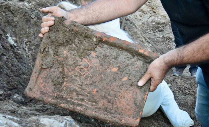 Ordu’da yol genişletme çalışmalarında tarihi kiremit mezar kalıntıları bulundu