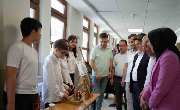 Ortaokul öğrencilerin atık malzemelerden yaptığı tasarımlar büyük ilgi gördü