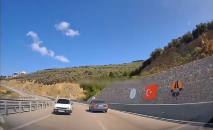 Otobanda ters yönde son sürat böyle ilerledi... Kazanın teğet geçtiği anlar kamerada