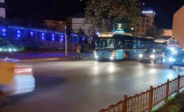 Otobüsten inen kadın yolcuya motosiklet çarptı