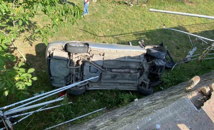 Otomobil 2 metre yükseklikten düştü: Sürücü kazayı yara almadan atlattı