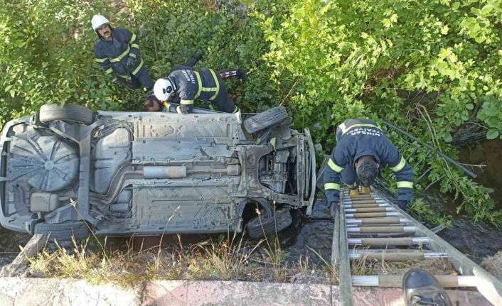 Otomobil dereye düştü: 1 yaralı