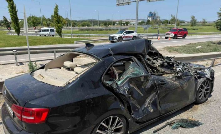 Otomobil freni kilitlenen biçerdöverin altına girdi: 2 yaralı