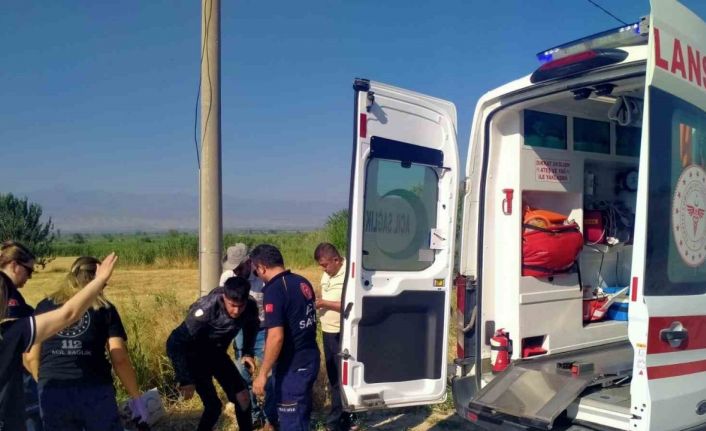 Otomobil ile çarpışan motosiklet sürücüsü tarlaya uçtu