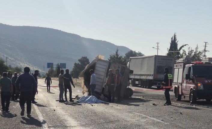 Otomobil ile kamyonet çarpıştı: 1 ölü, 4 yaralı