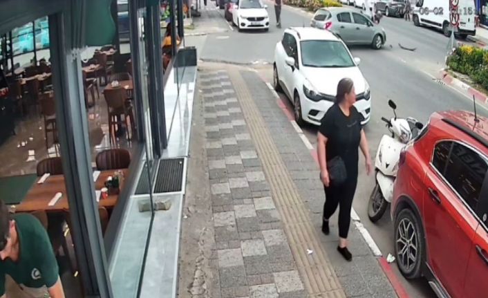 Otomobil ile motosikletin çarpıştığı kaza kamerada