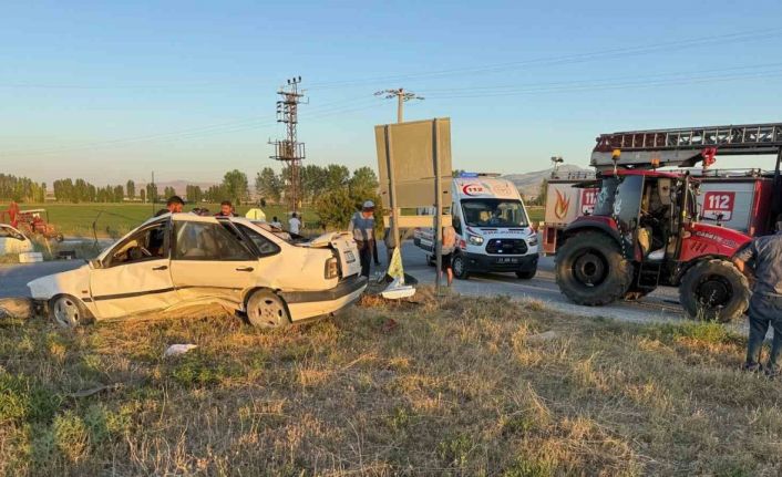 Otomobil ile traktörün çarpıştığı kazada 4 kişi yaralandı