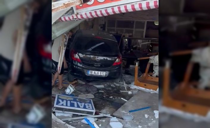 Otomobil, lokantaya girdi: 5 kişi hastanelik oldu