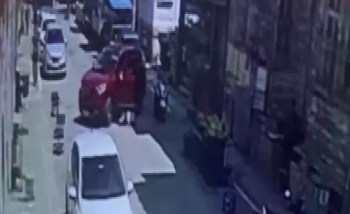 Otomobil mobilya mağazasına daldı, facia ucuz atlatıldı