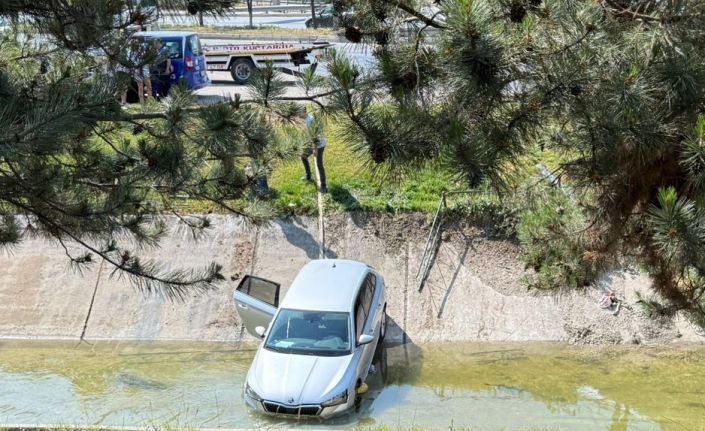 Otomobil sulama kanalına uçtu