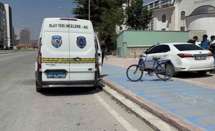 Otomobilin çarptığı bisikletli hayatını kaybetti