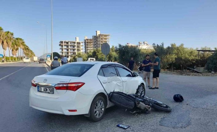 Otomobille çarpışan motosiklet sürücüsü yaralandı