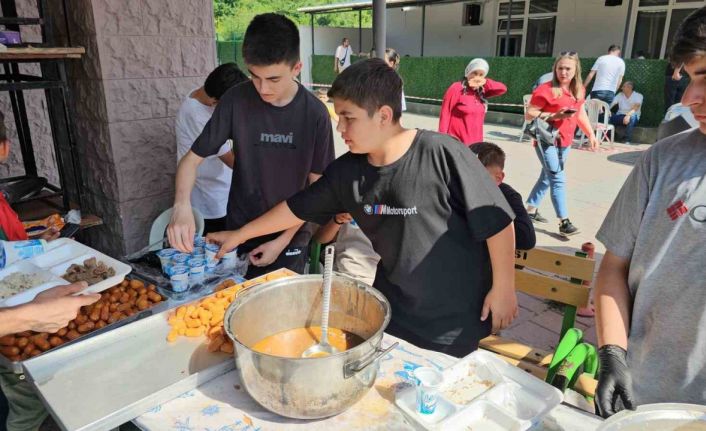 (Özel) 20 yıllık bayram geleneği bu yıl da sürdü, 3 bin kişiye ikramda bulundular