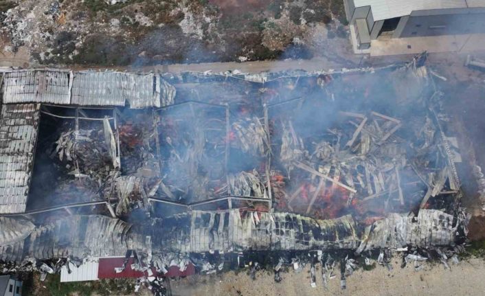 Pamuk deposundaki yangın kontrol altına alındı:Son durum havadan görüntülendi