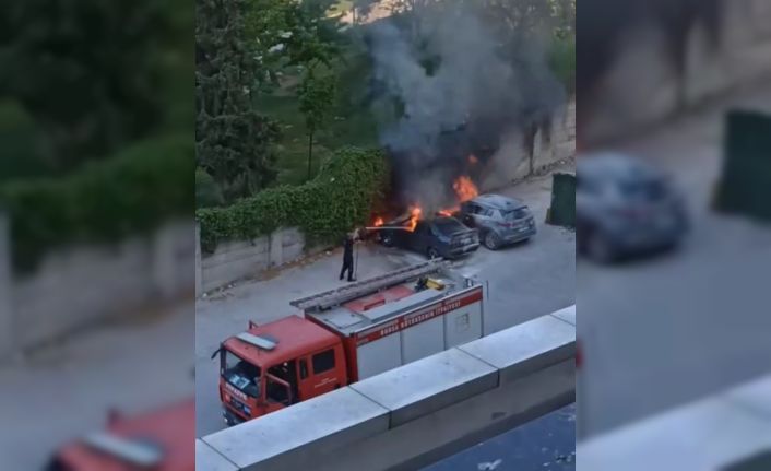 Park halindeki araç alev topuna döndü...Alevler bir başka araca sıçradı