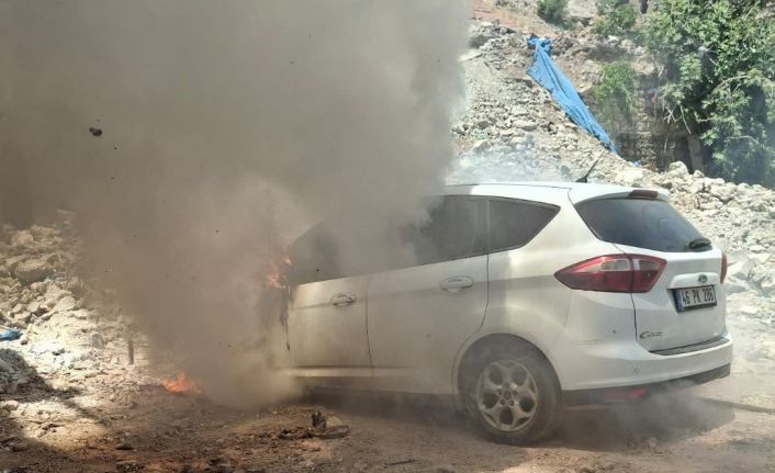 Park halindeki otomobil yandı