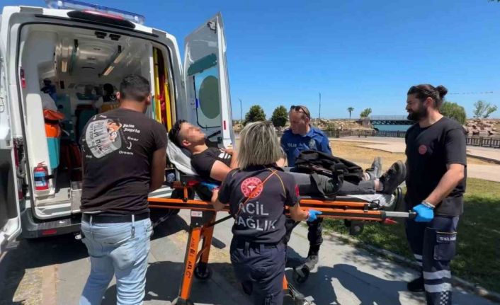 Parkta hareketsiz yatan genç hastaneye kaldırıldı