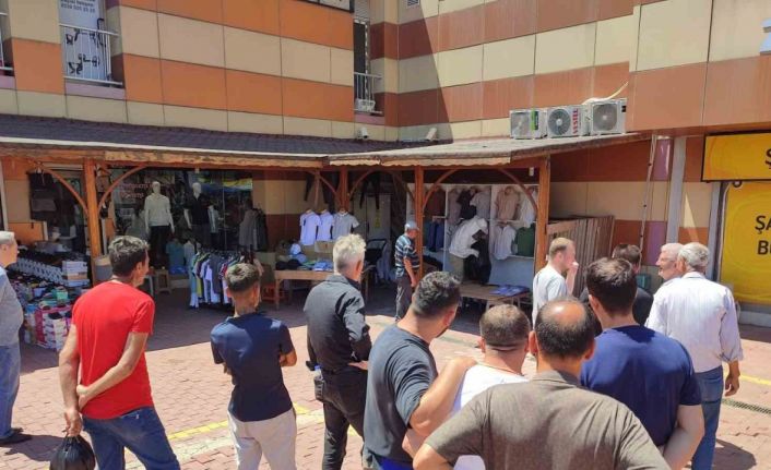 Pazar yerinde oğul veren arılar kovana alındı