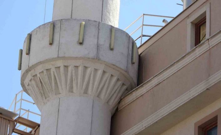 Pendik’te ilginç mimari: Cami minaresi ile bina iç içe