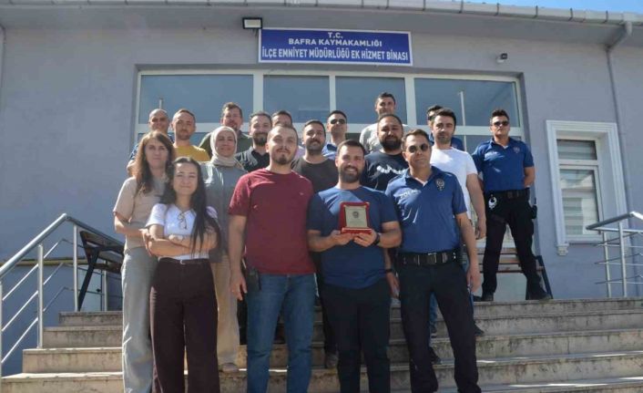 Polis memuruna veda plaketi