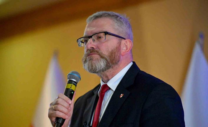 Polonyalı milletvekili Braun parlamentodaki LGBT konulu sergiyi kaldırdı: "Kamusal rezaleti önlüyorum"