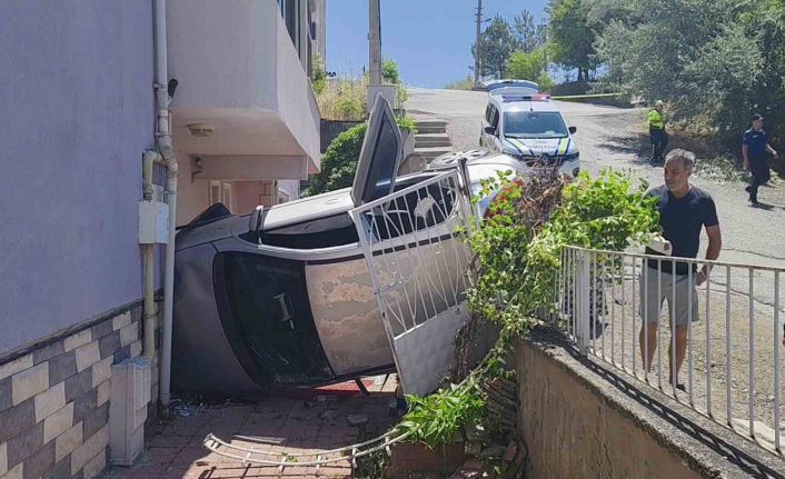 Rampa aşağı kayıp ağaca çarpan otomobil apartman girişinde devrildi: 5 yaralı