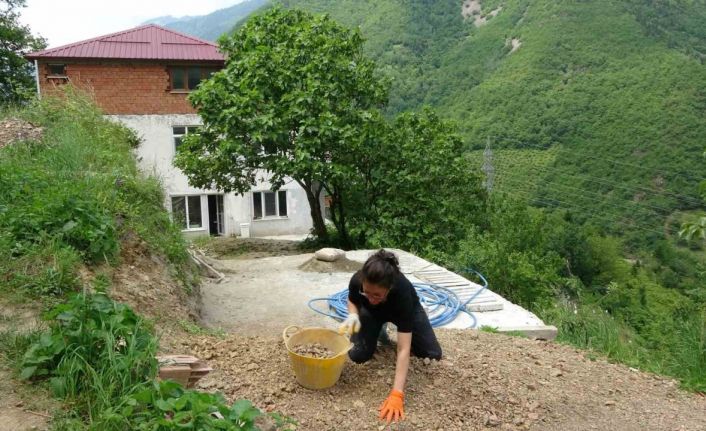 Reklam, sinema ve dizi alanlarında çeşitli projelerde yer aldı ama onun tercihi köy hayatı oldu