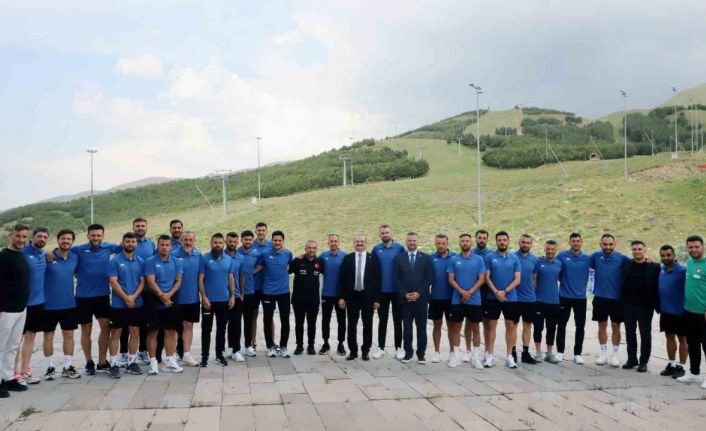 Rektör Hacımüftüoğlu, UEFA B antrenörlük eğitimi alan futbolcularla bir araya geldi