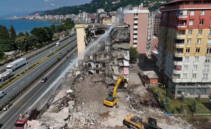 Rize’de boşaltılan binaların yıkımı devam ediyor