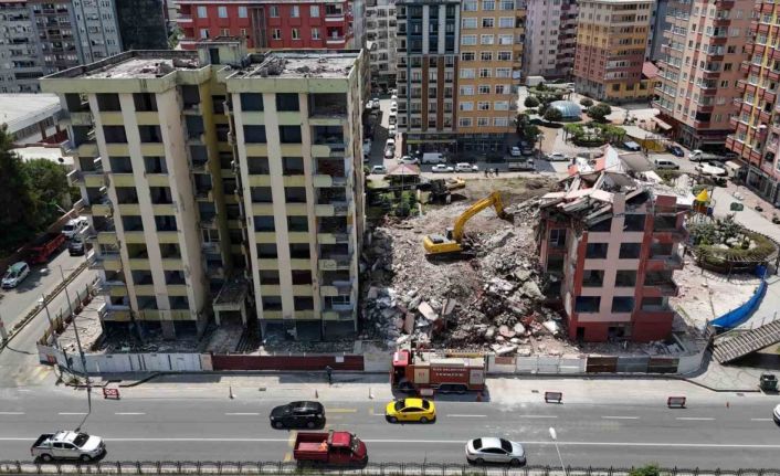 Rize’deki riskli 2 binanın yıkımı sürüyor