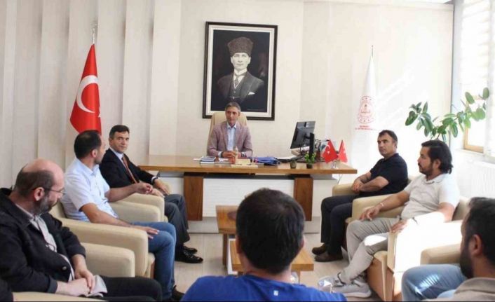 Robot yarışmasından başarıyla dönen takımların öğretmenlerine katılım belgeleri verildi