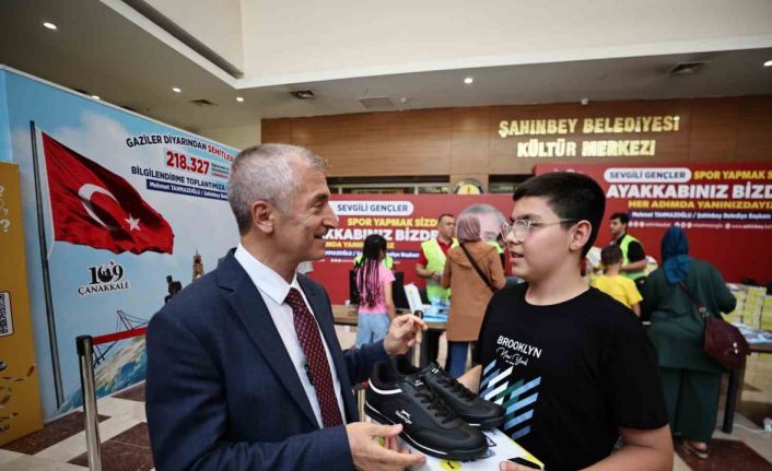 Şahinbey Belediyesi’nden öğrencilere 1 milyon 438 bin spor ayakkabısı hediye