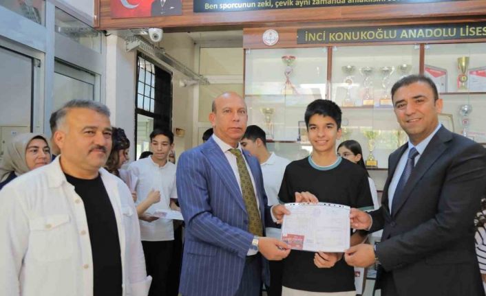 Şahin’den tüm öğrencilere karne hediyesi