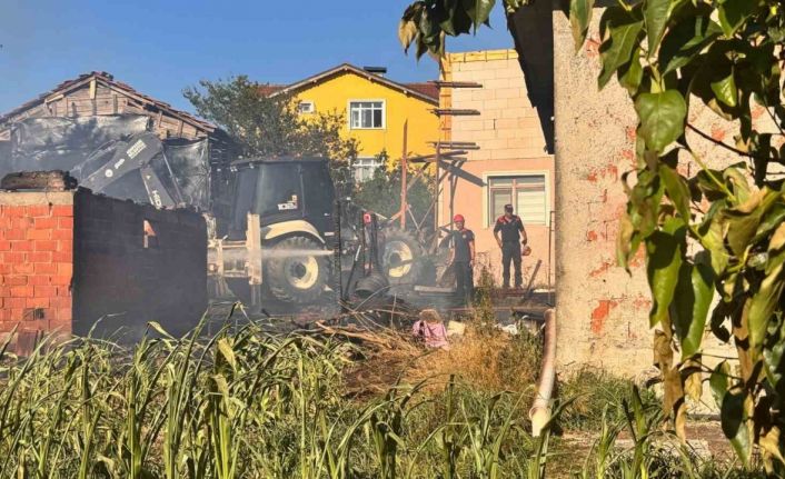 Sakarya’da ahır ve samanlıkta yangın