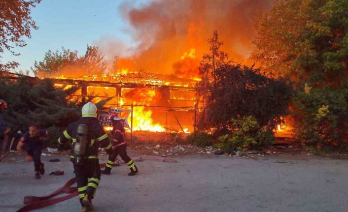 Sakarya’da kafede korkutan yangın