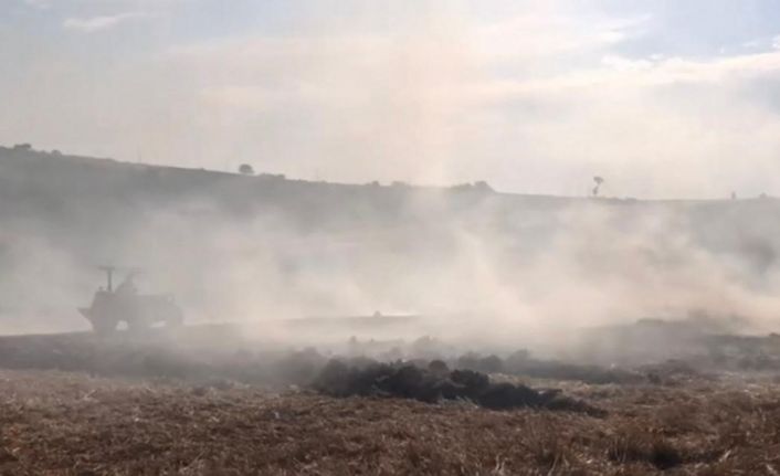 Sakarya’da yangın: 200 saman balyası yandı, çiftçiler traktörleriyle müdahale etti