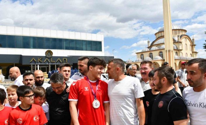 Şampiyon güreşçi Yusuf’a memleketi Vezirköprü’de coşkulu karşılama