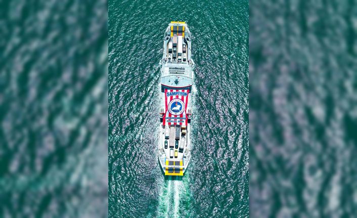 ’Şampiyon Kahramanmaraş İstiklalspor’ yazılı dev pankart denizde dalgalandı