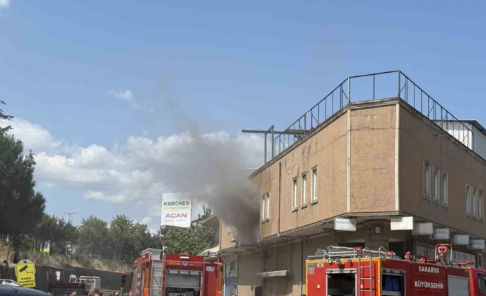 Sanayi sitesindeki çıkan yangın panik oluşturdu