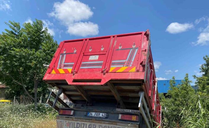 Sancaktepe’de kamyon ve çekici yol kenarına uçtu: 3 yaralı