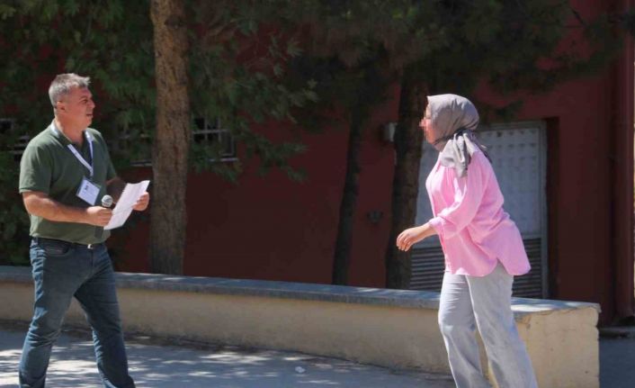 Şanlıurfa’da kimliğini unutan öğrenci önce ağladı, sonra bayıldı, son anda sınava yetişti