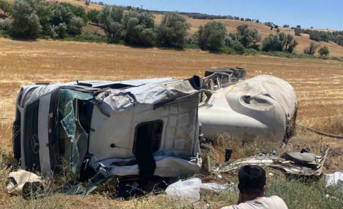 Şarampole yuvarlanan tırın sürücüsü yaralandı