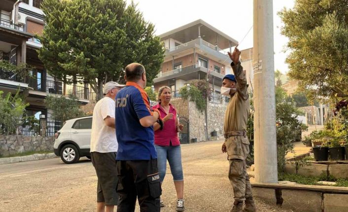 Seferihisar’da alevlerin yaklaştığı mahalle tahliye ediliyor