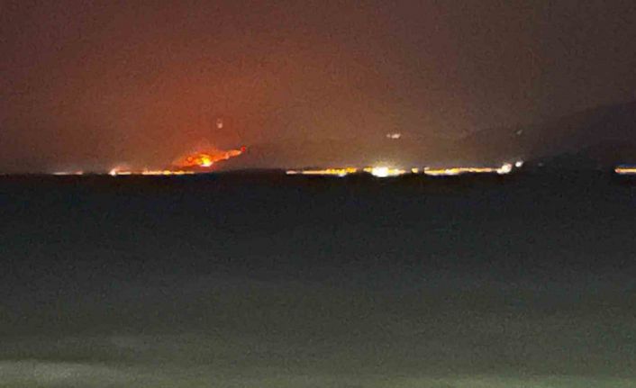 Seferihisar’daki alevler Kuşadası sahilinden görülüyor