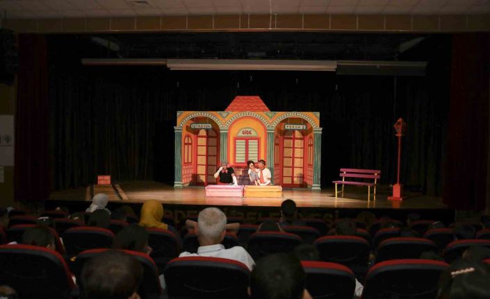 Şehir Tiyatrosu perdelerini Erdemlili çocuklar için açtı