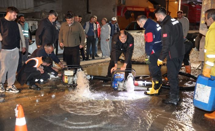 Şehrin büyük kısmı susuz kaldı, başkan sabah saatlerine kadar çalışmayı yerinde takip etti