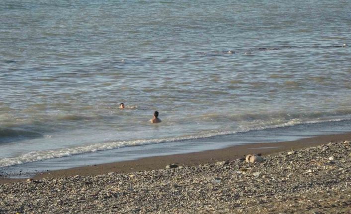 Sel suları ile kirlenen denizde yüzmek enfeksiyon riskini artırıyor