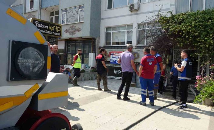 Sel temizleme çalışmalarında karbonmonoksit gazı zehirlenmesi: 2 belediye işçisi hastaneye kaldırıldı