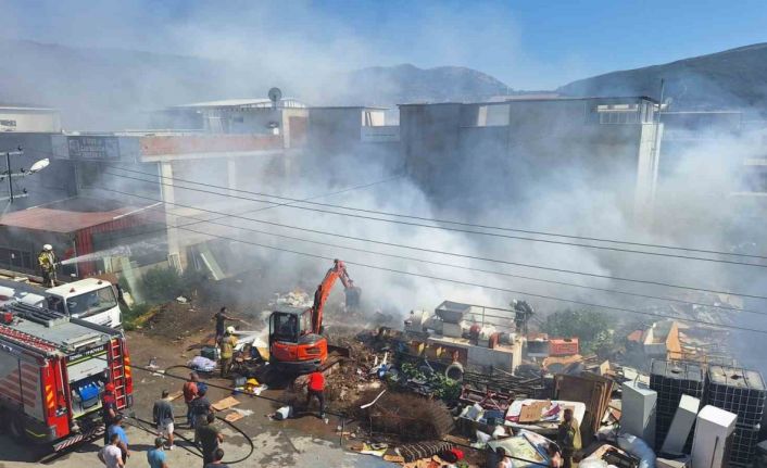 Selçuk’taki hurda deposunda çıkan yangın kontrol altına alındı